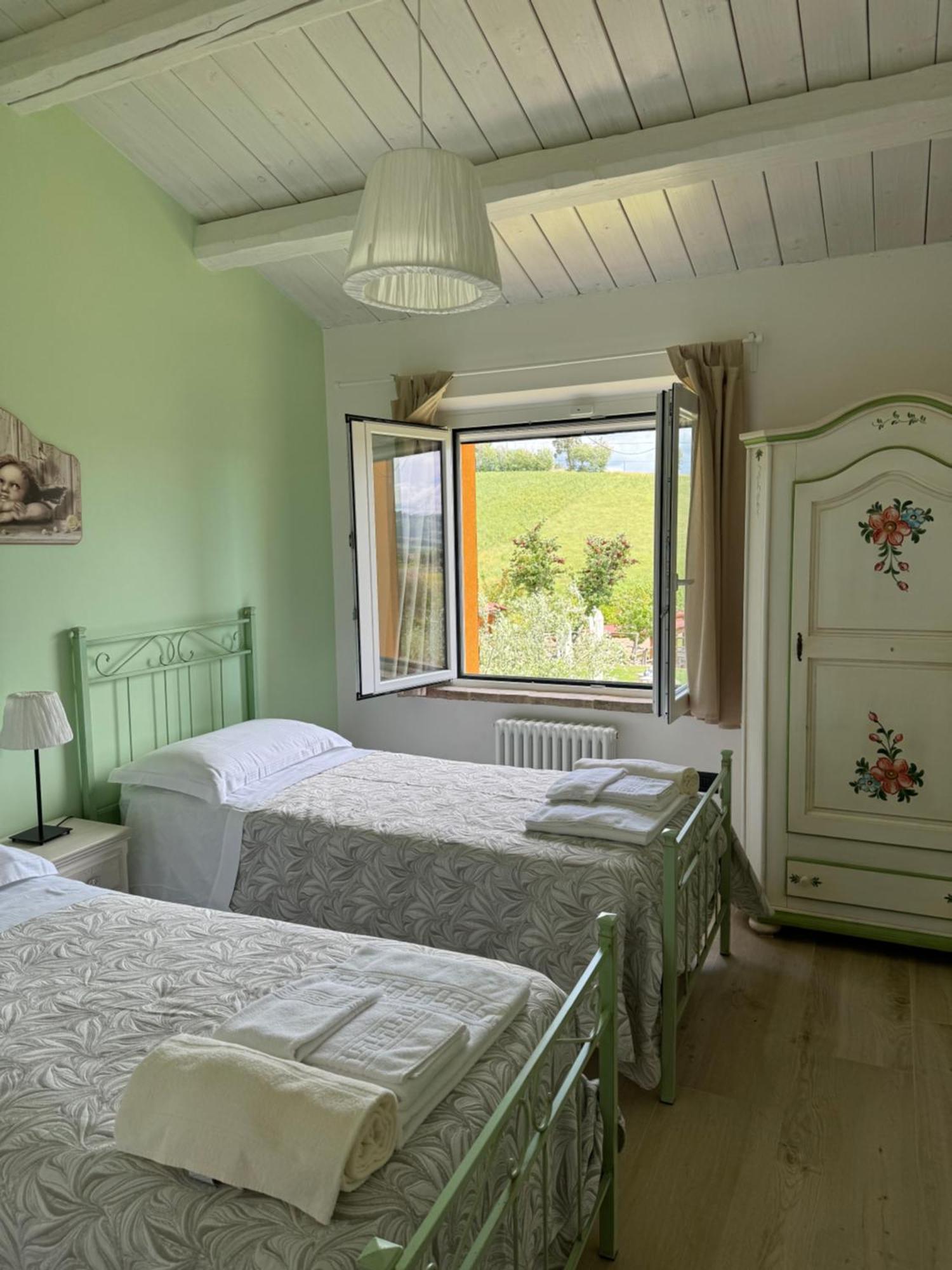Ostra Vetere Montenovo Country House חדר תמונה